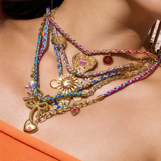 Collar con colgante minimalista de esmalte de acero inoxidable con forma de corazón para mujer, con detalle de acero de titanio pulido y cadena ajustable