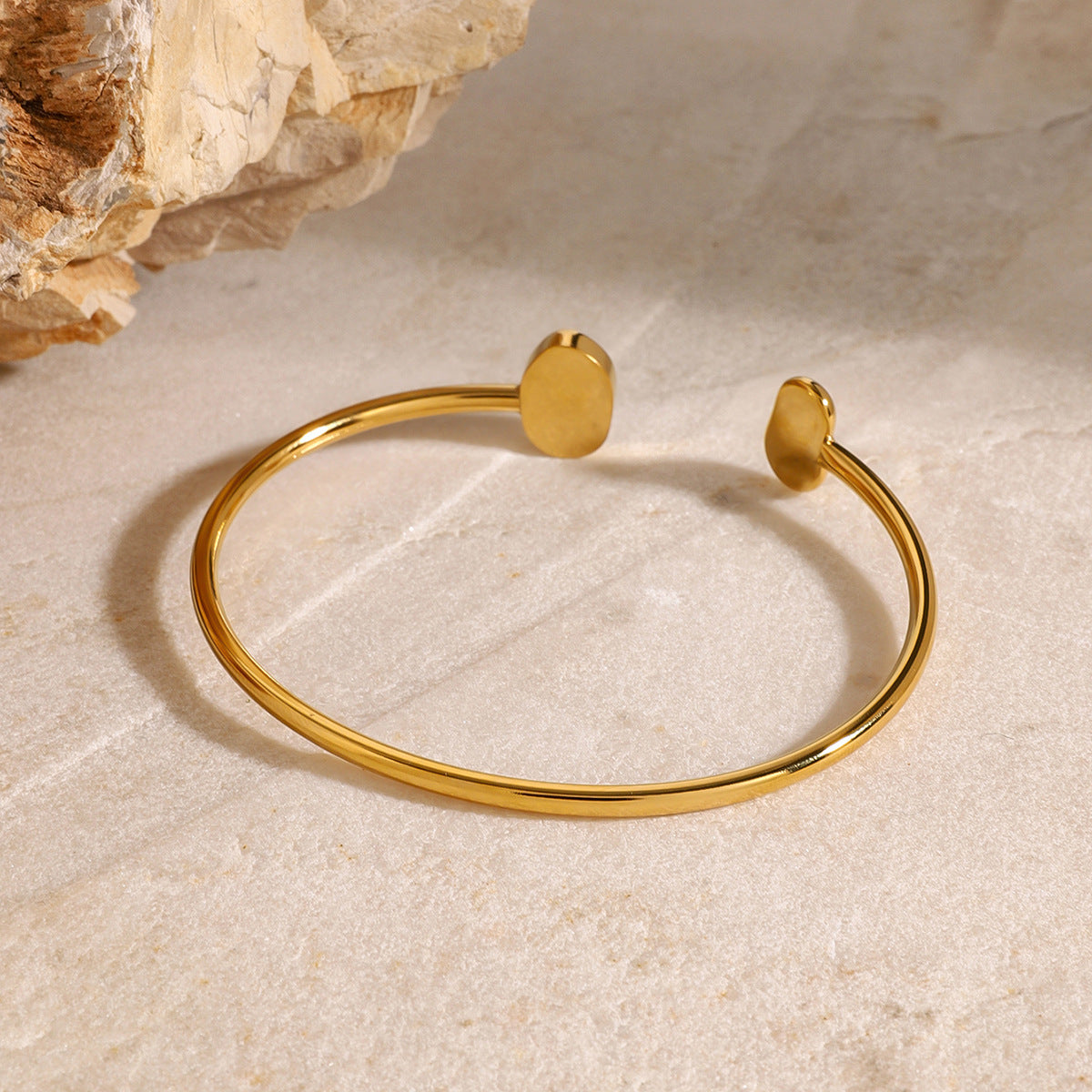 Bracciale geometrico minimalista da donna in acciaio inossidabile con finitura placcata