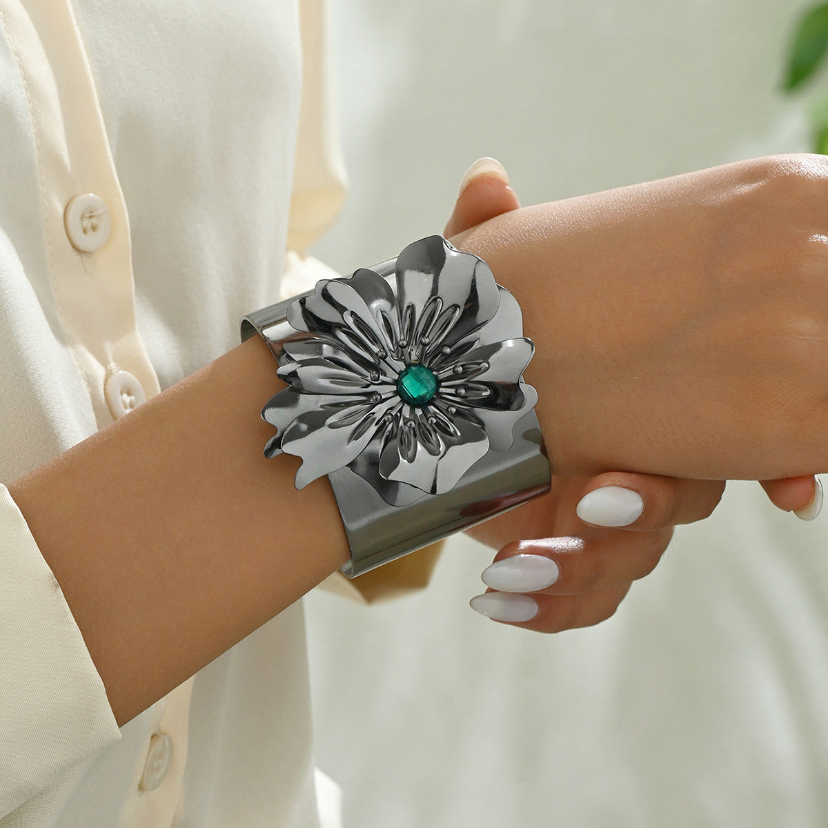 Bracciale da donna a manetta aperta regolabile in lega di zinco con intarsi di perle, stile OL alla moda con motivo floreale