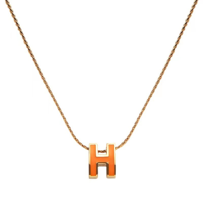 Collana pendente con lettera di lusso minimalista in acciaio al titanio placcato oro per donna