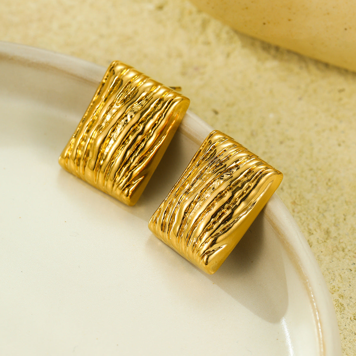Pendientes de acero inoxidable texturizado en forma de corazón estilo vintage con acabado chapado