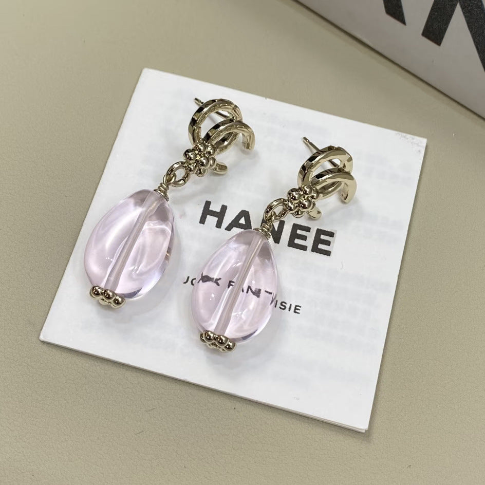 Pendientes de latón bañados en oro con letras florales dulces y elegantes y postes de plata de ley 925
