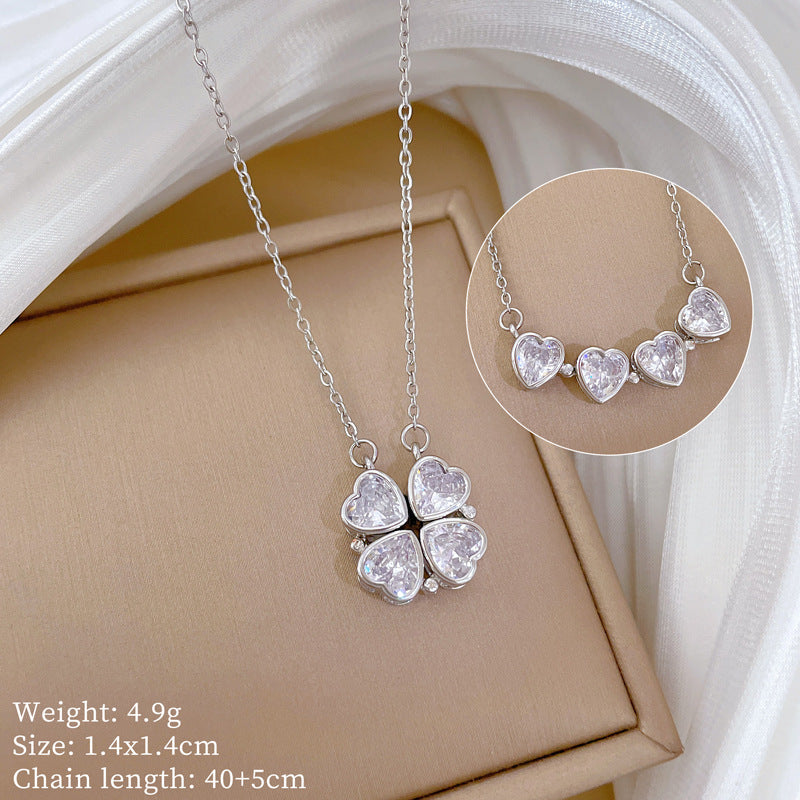 Collana con pendente a forma di cuore e quadrifoglio in stile cartone animato, in acciaio al titanio con intarsio di strass, catenina regolabile con chiusura a moschettone per donna e uomo