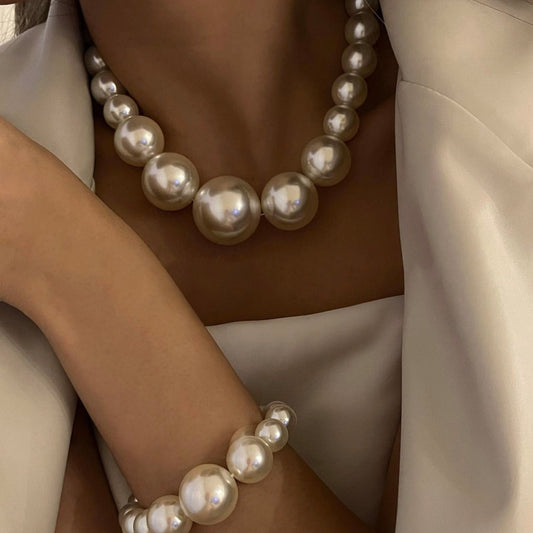 Minimalist Geometric Beaded Necklace for Women with Imitation Pearl Pendant and Resin Beads on Round Bead Chain