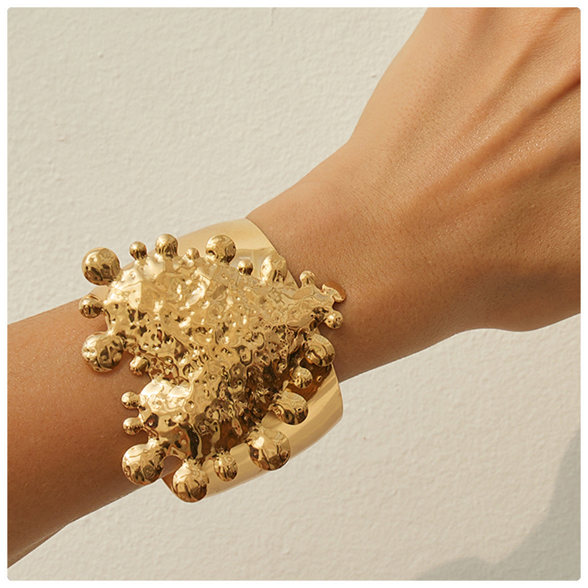 Bracciale da donna in metallo a forma di cuore con texture martellata oversize e polsino aperto