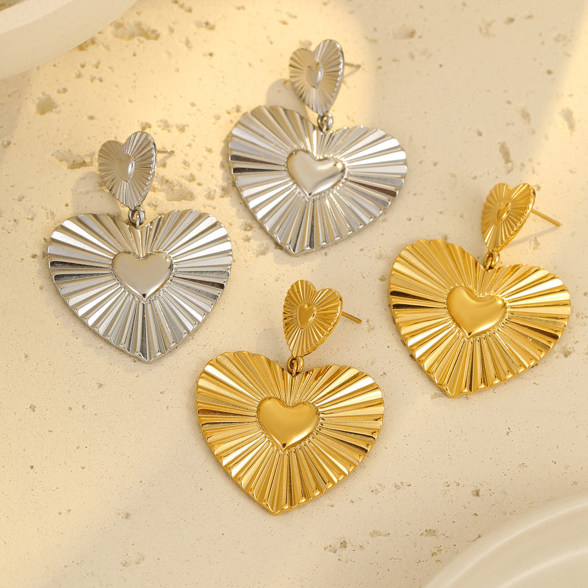 Pendientes de acero inoxidable en forma de corazón a la moda con acabado chapado para mujer