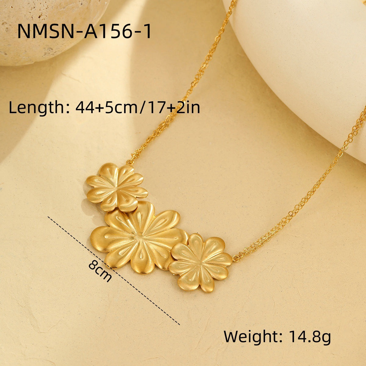 Collana con ciondolo a petalo spazzolato in acciaio inossidabile alla moda da donna con finitura galvanizzata e design geometrico floreale