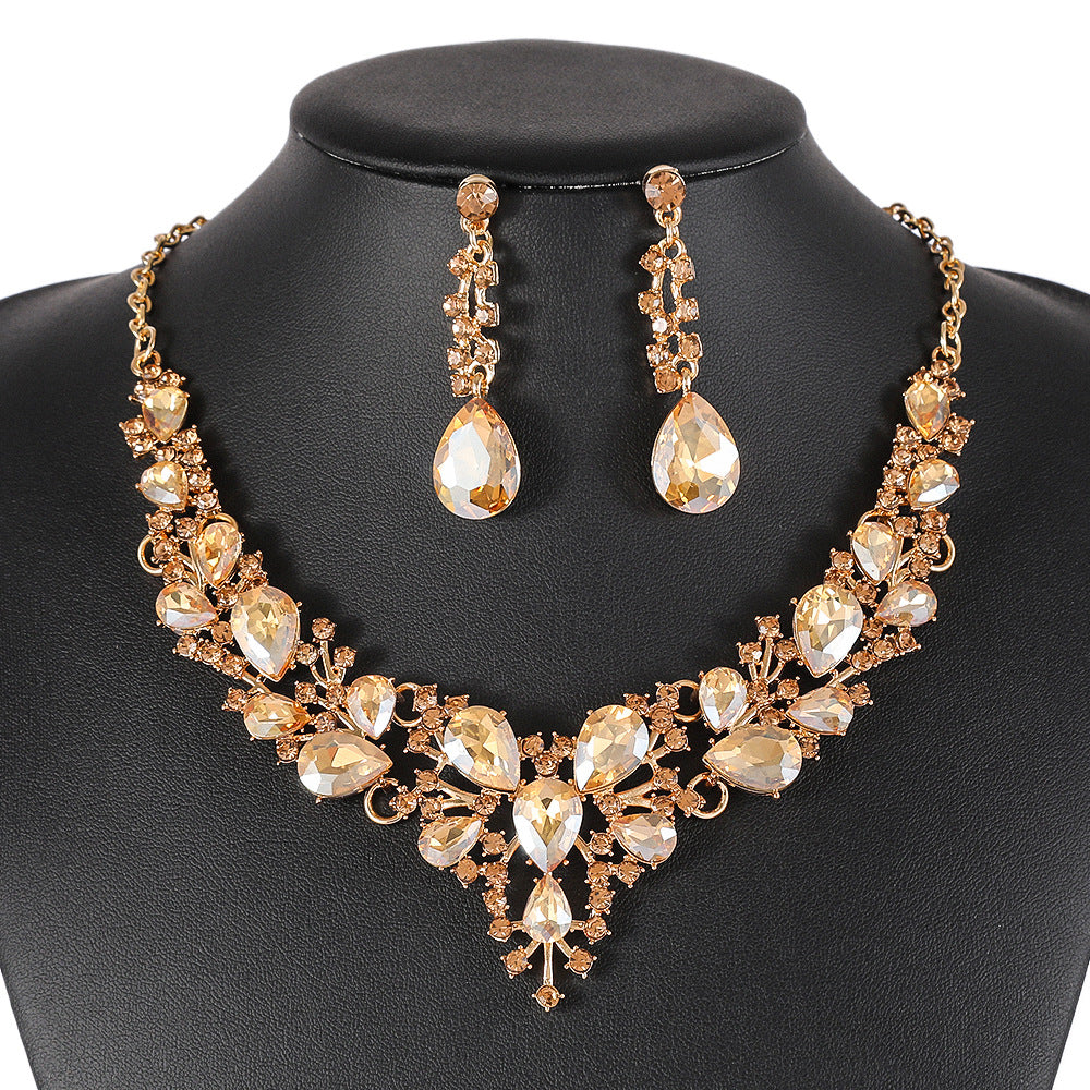Exaggerated Vintage Floral Leaf Pendant Necklace Set for Women with Alloy Chain and Rhodium Plating, Includes Matching Earrings