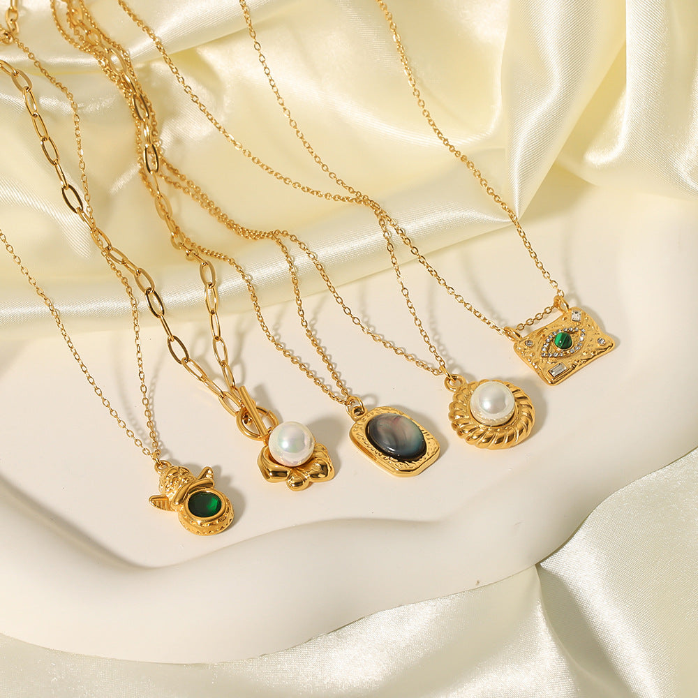 Collana Minimalista Geometrica in Acciaio Titanio con Pendente di Perla d'Acqua Dolce su Catena O, Placcata Sottovuoto in Oro 18K
