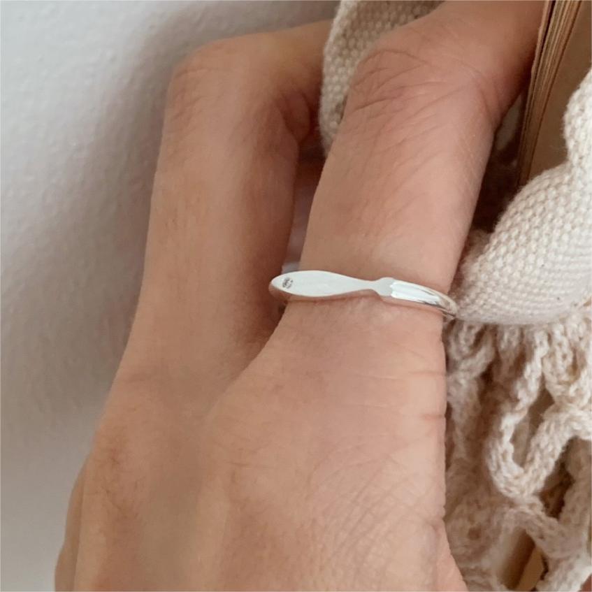 Sweet 925 Sterling Silver Brushed Geometric Fish Ring for Women