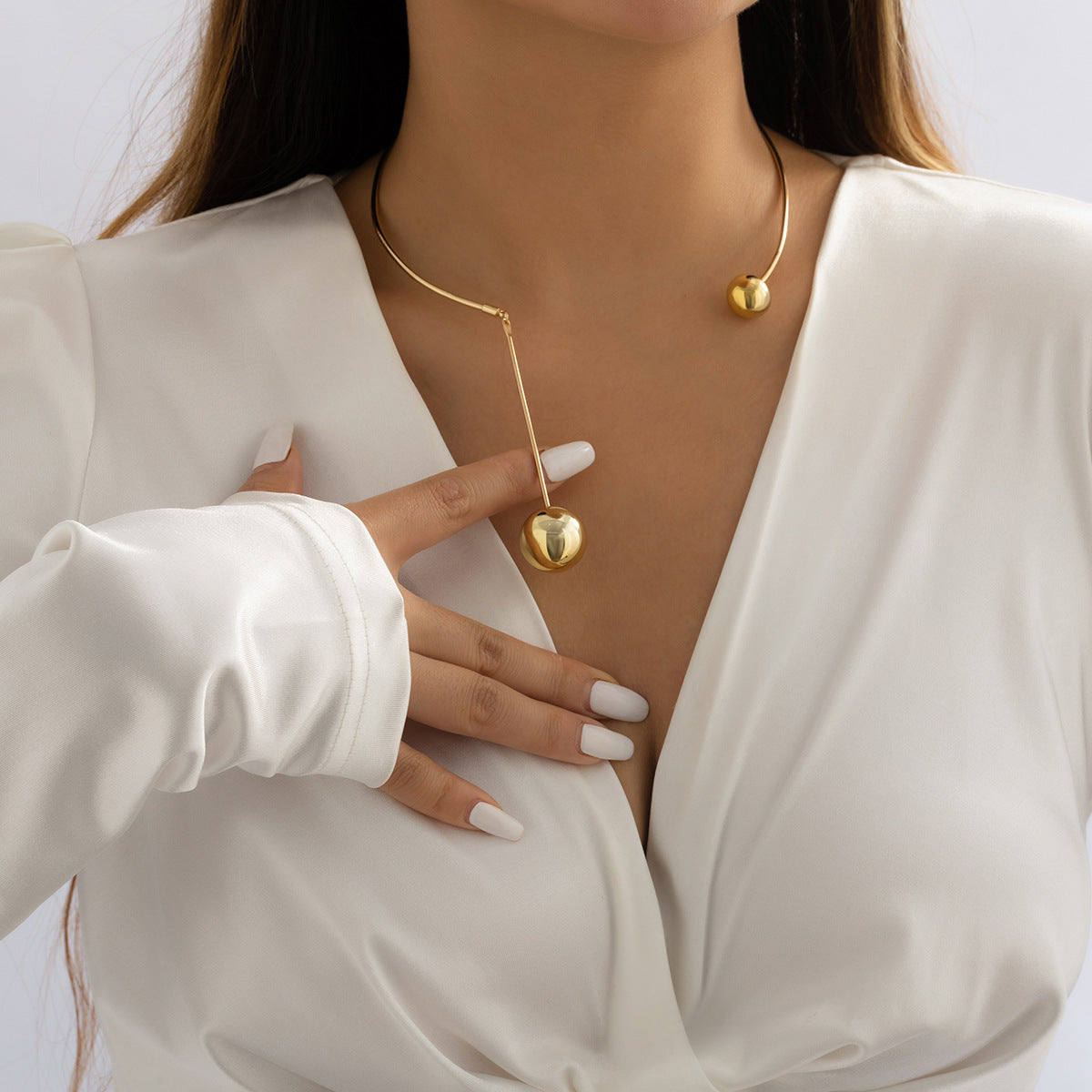 Collana a Pendente da Donna a Cerchio Geometrico Tonalità Fredde Minimalista con Finitura Galvanizzata e Nappa di Perle Imitazione