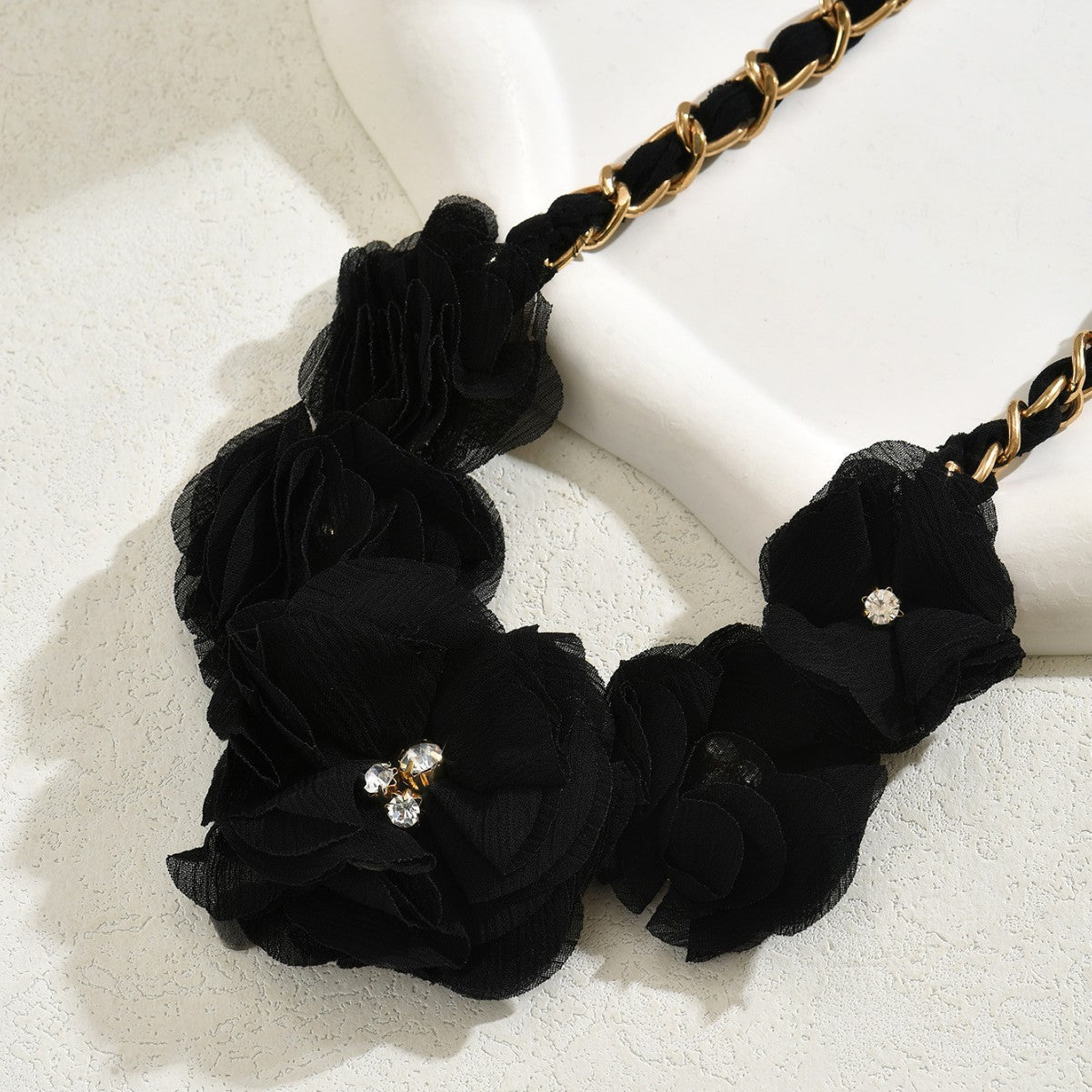 Minimalist Floral Pendant Necklace for Women with Rhinestone Inlay on Zinc Alloy Snake Chain Fashion Clavicle Jewelry