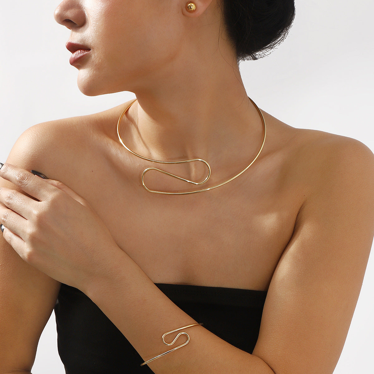 Conjunto de pulsera, collar y pendientes de metal con diseño geométrico irregular minimalista y acabado chapado para mujer