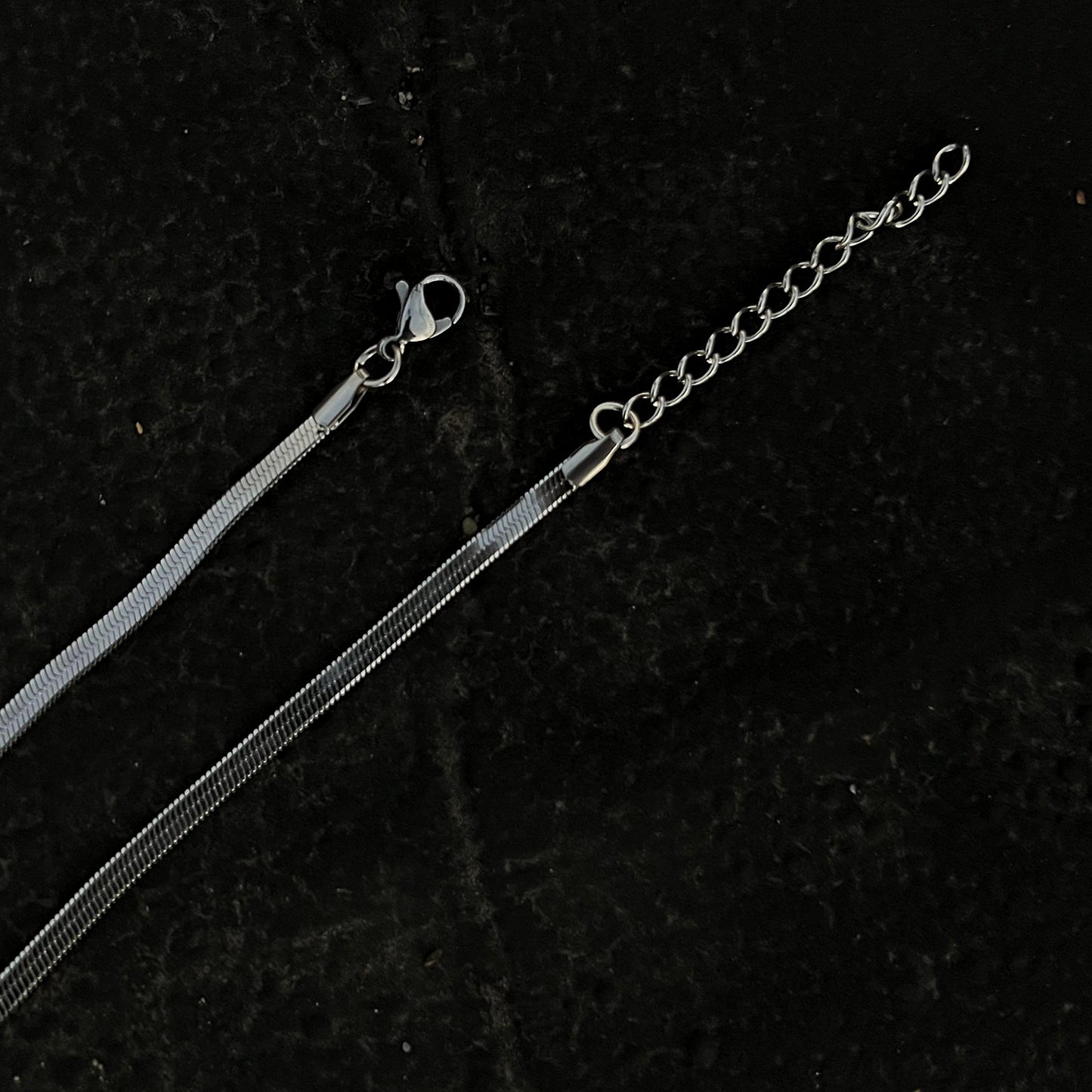 Collar minimalista de titanio y acero con colgante en forma de U para hombre y mujer con cadena chapada de serpiente
