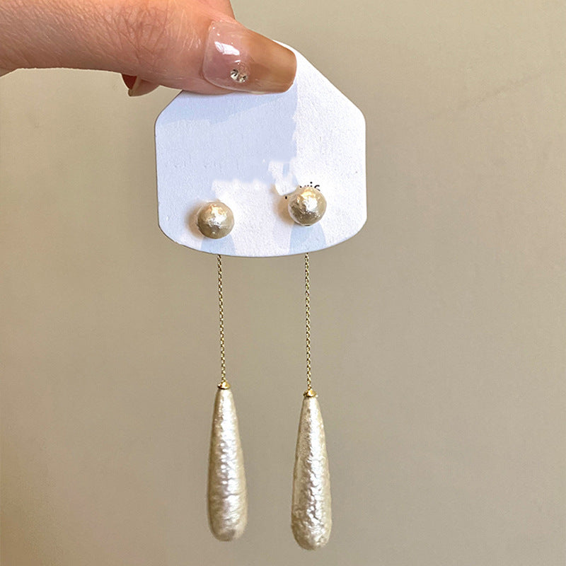 Elegantes pendientes florales de perlas con postes de plata chapados en oro para mujer
