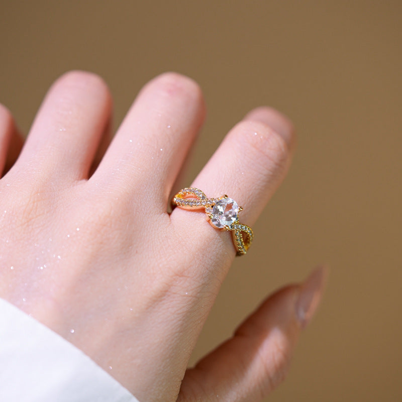 Anello da donna di lusso minimalista a forma di fiocco, in rame placcato oro 18 carati con strass pavé