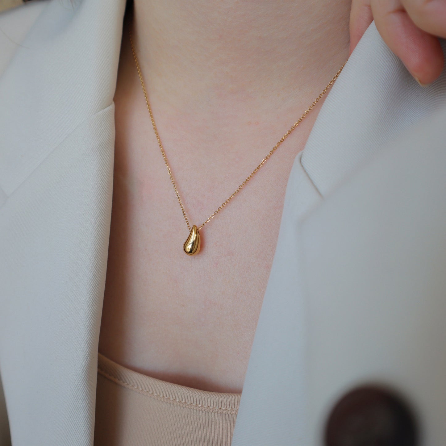 Collana pendente a goccia minimalista in acciaio al titanio da donna con finitura placcata e catena a O