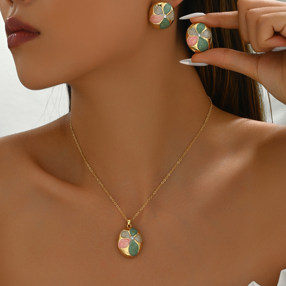 Set di Gioielli Minimalista da Donna con Collana e Orecchini in Rame a Forma Geometrica, Caratterizzati da Gemme Artificiali Placcate Oro Intarsiate