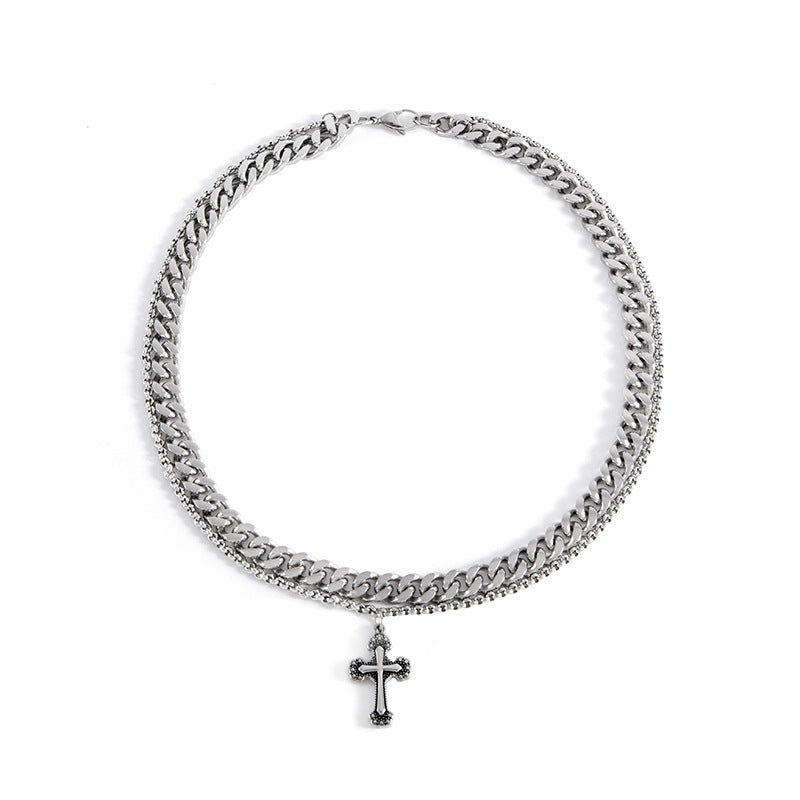 Collar con colgante de cruz vintage oscuro para hombres y mujeres en acero de titanio con acabado chapado y diseño de cadena tipo O