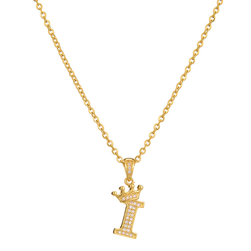 Collana da donna in acciaio inossidabile a forma di corona, minimalista, con zirconi cubici micro-pavé e charm a lettera
