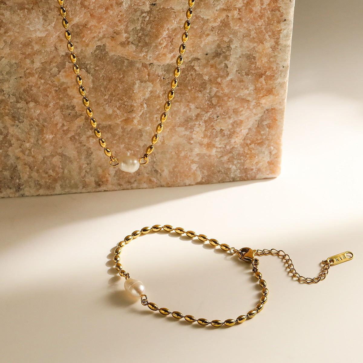 Collana Geometrica Minimalista in Acciaio al Titanio Placcato Oro Vero per Donna