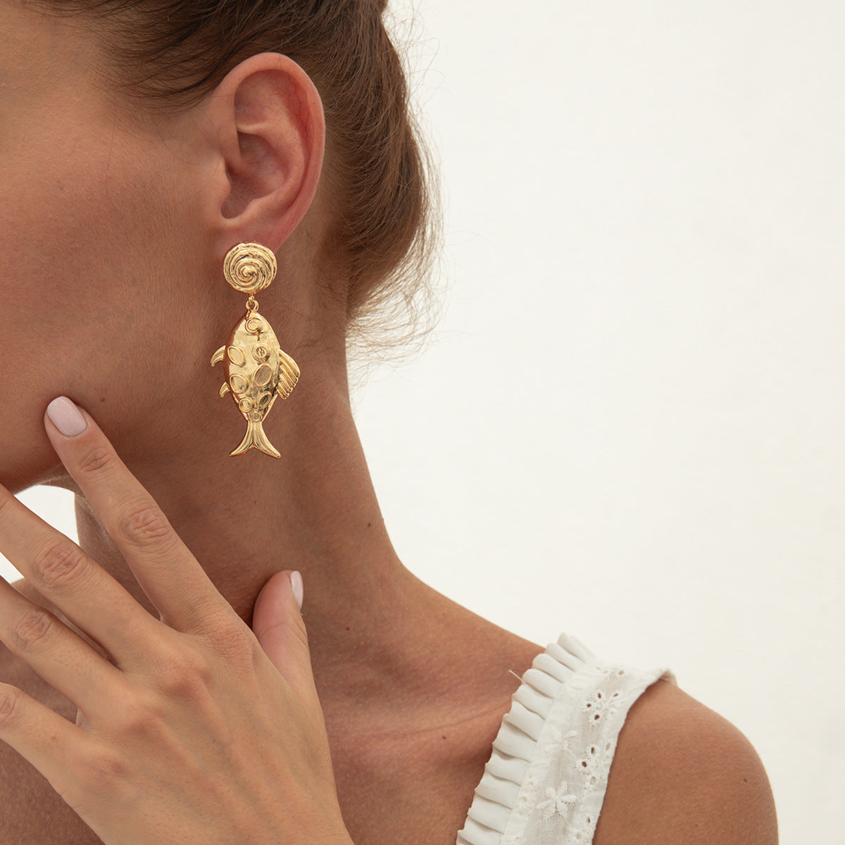 Pendientes largos de aleación con acabado galvanizado para mujer, diseño de estrella de mar asimétrica y concha nacarada