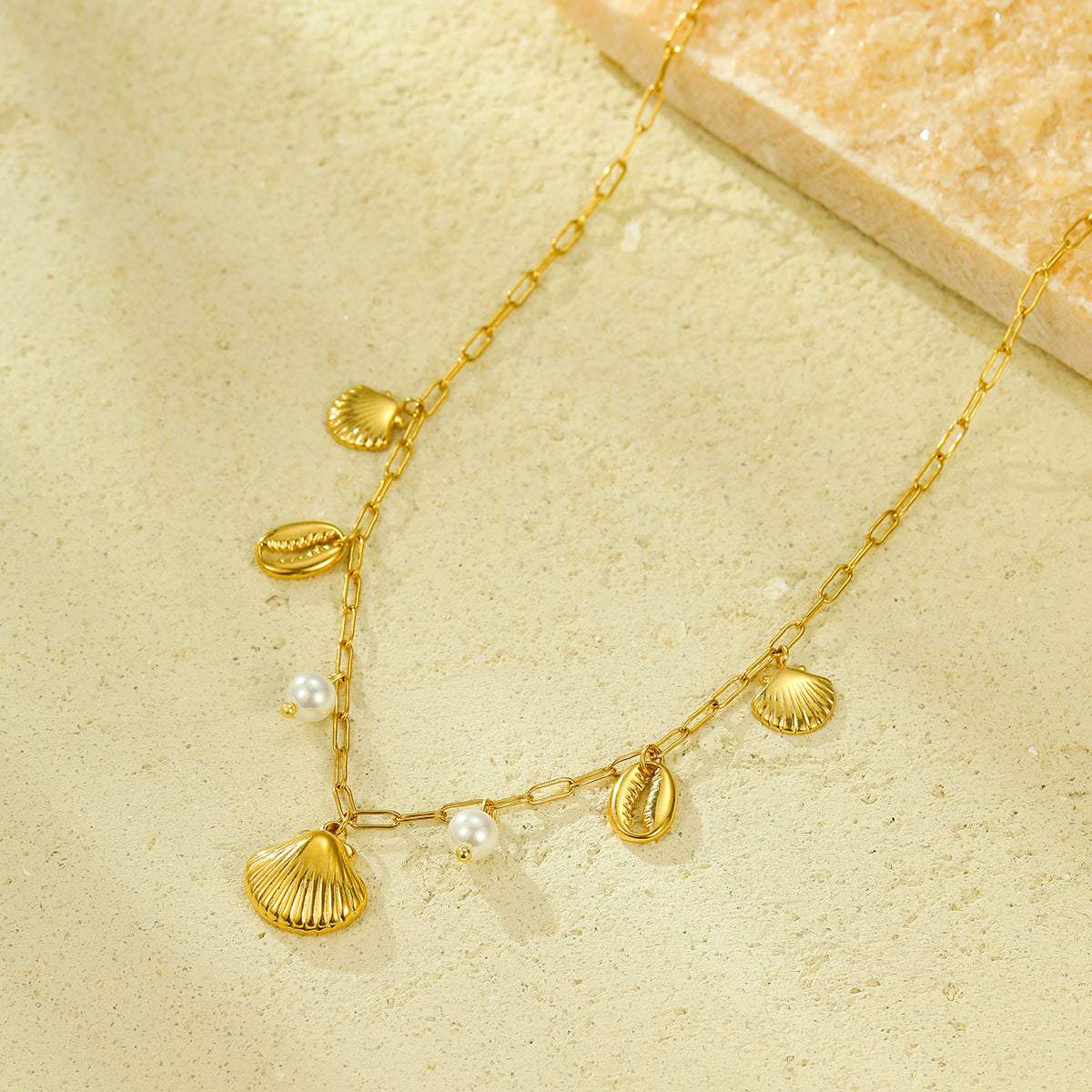Collana con ciondolo a conchiglia e perla serie Oceano da donna in acciaio al titanio con finitura placcata e delicata catena per clavicola