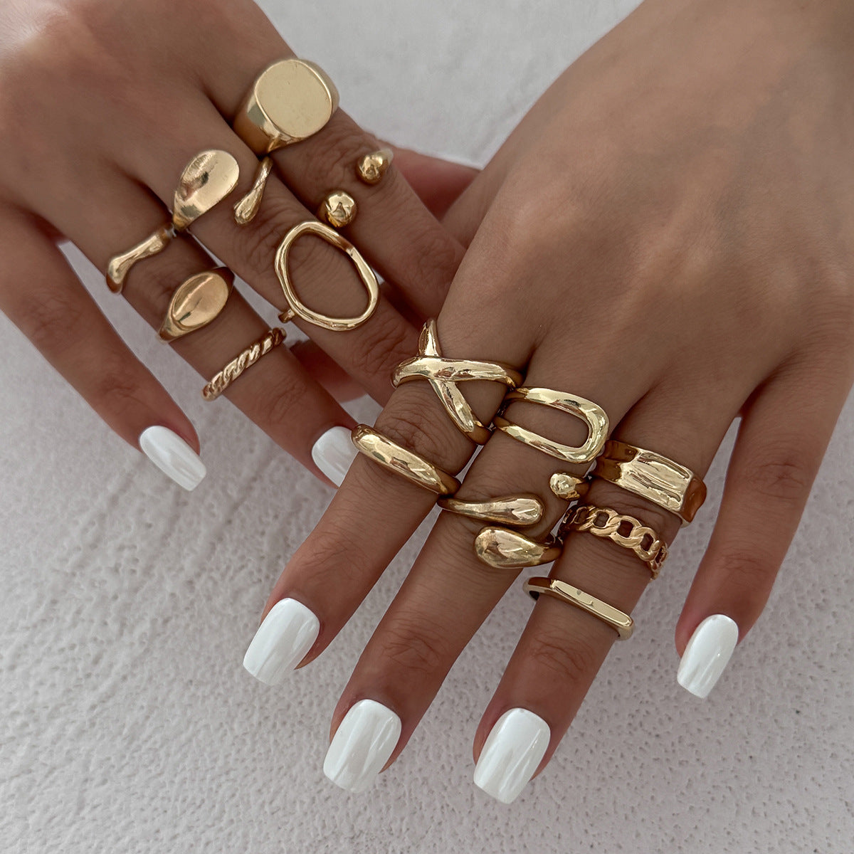Anillo de aleación geométrica minimalista con acabado de superficie fundida tipo líquido para mujer