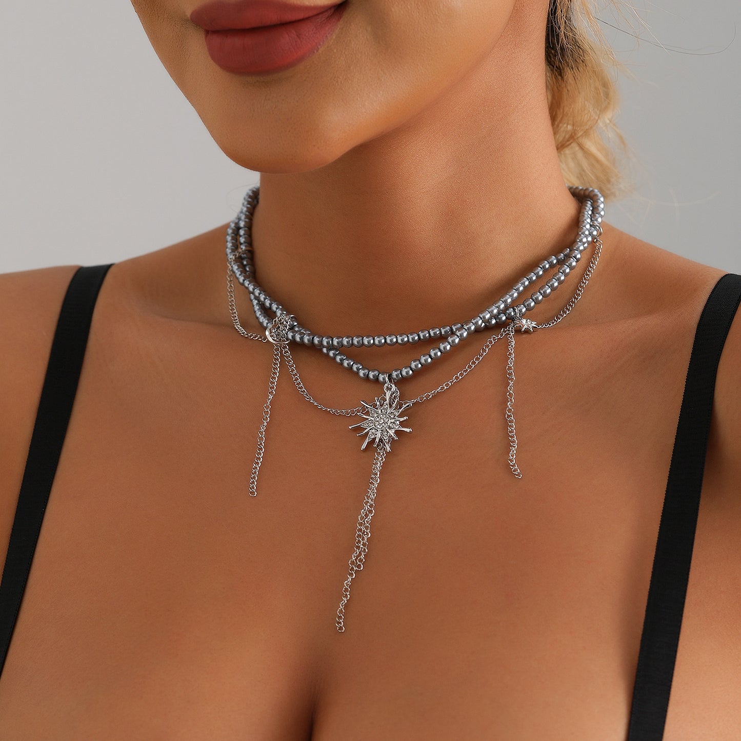 Collana con ciondolo a stella e luna geometriche alla moda e grintose con nappe per donna, catena in lega placcata