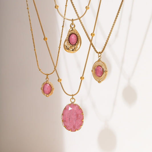Elegante Collar de Dije Geométrico de Jaspe Rojo para Mujer en Acero de Titanio con Baño de Oro de 18K