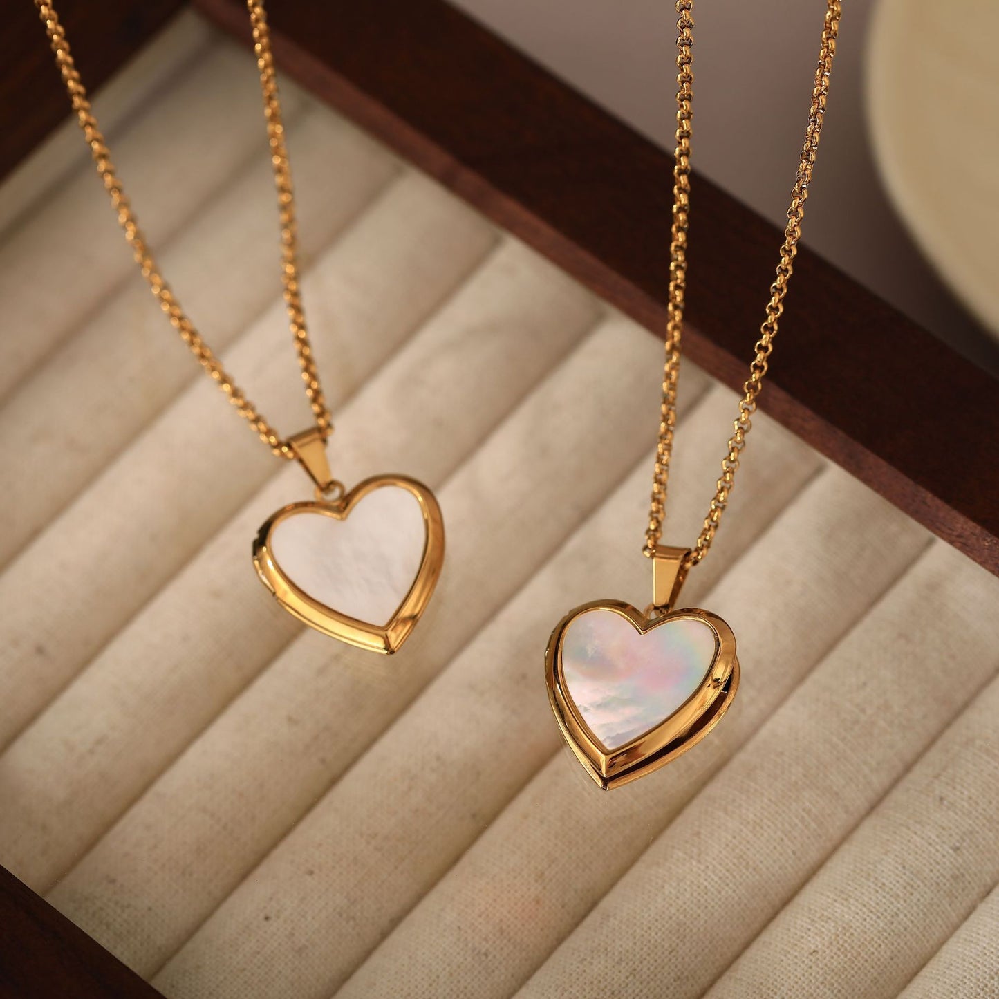 Collana con Ciondolo di Lusso a Cuore in Acciaio al Titanio con Intarsio in Conchiglia Naturale e Finitura Galvanizzata, Design a Catena a O per Uso Unisex