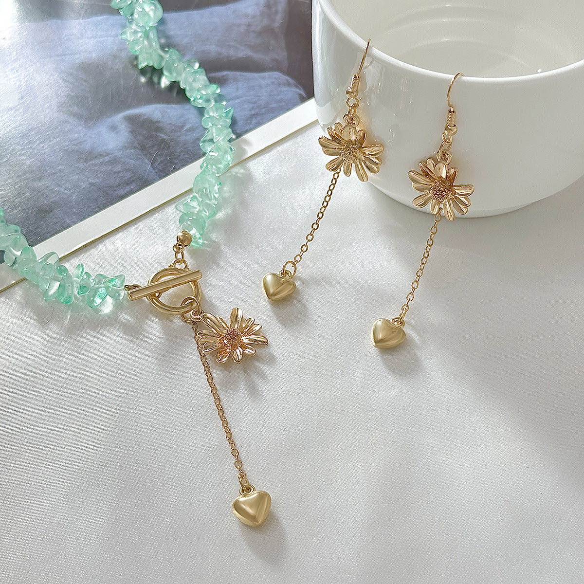 Set di collane con ciondolo a margherita bohémien e cuore con accenti turchesi su una delicata catena per clavicola