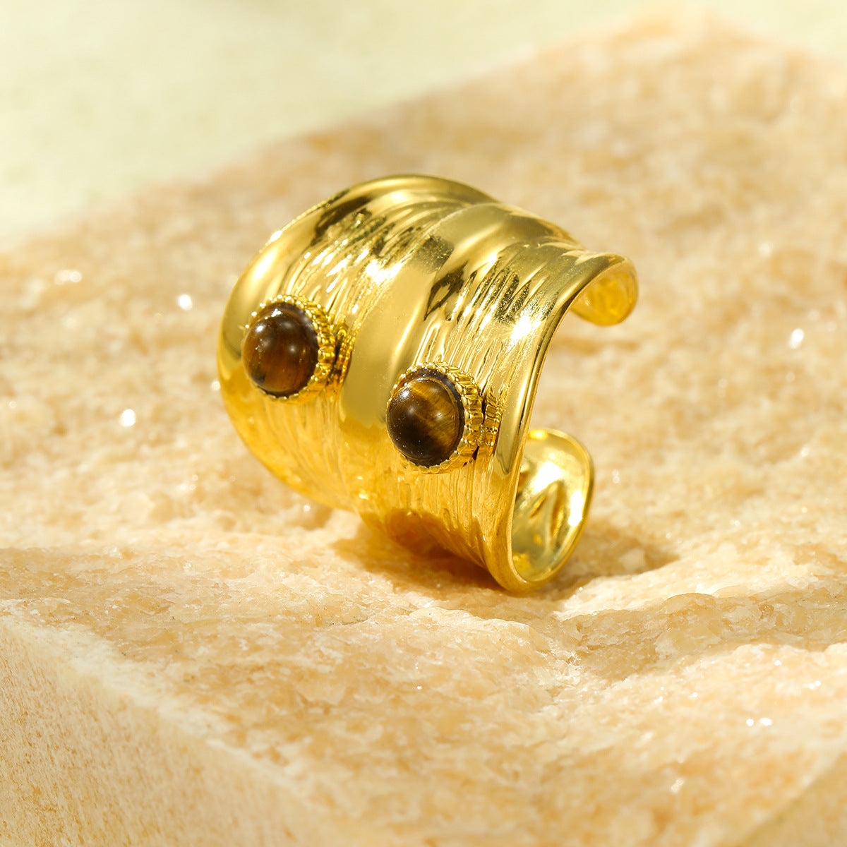 Anillo minimalista ajustable de banda ancha de acero inoxidable texturizado con dos piedras de ojo de tigre