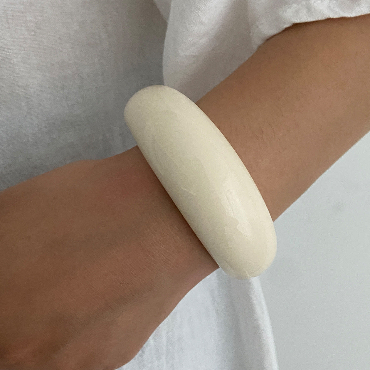 Bracciale rigido aperto a C geometrico oversize in lega con finitura placcata da donna