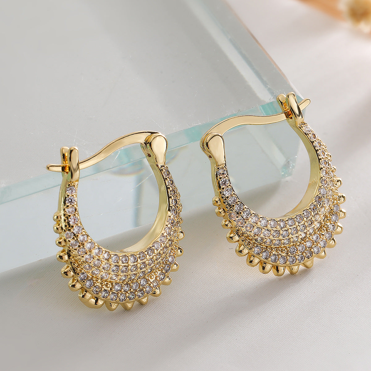 Orecchini Geometrici Minimalisti da Donna in Ottone con Placcatura in Oro 18K e Intarsio in Zirconi