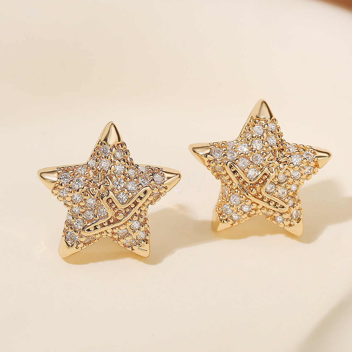 Pendientes de Cobre Minimalistas con Estrella de Cinco Puntas, Chapado en Oro de 18K e Incrustaciones de Circonita para Mujer