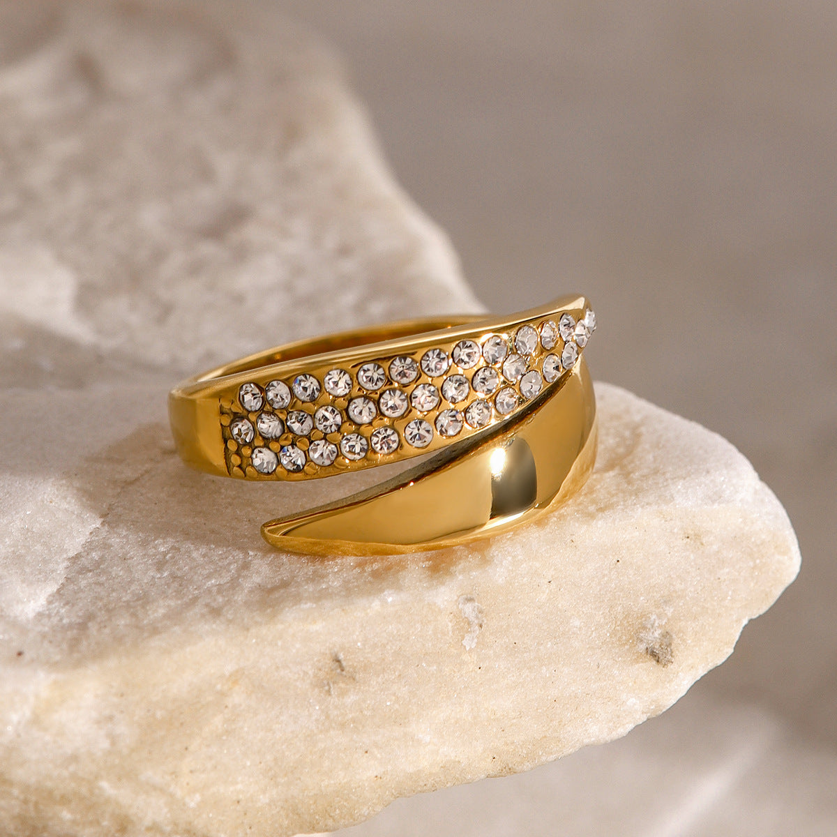 Anello geometrico in acciaio inossidabile con strass e finitura galvanica, gioiello da donna alla moda e per il pendolarismo