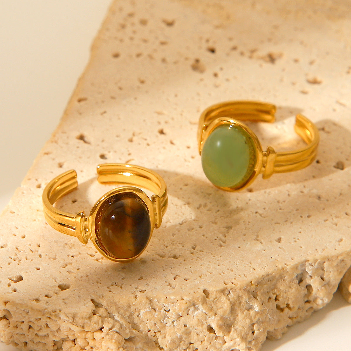 Anello Regolabile da Donna in Acciaio al Titanio Stile Corte Francese Vintage con Intarsio in Pietra Occhio di Tigre e Finitura Elettroplaccata
