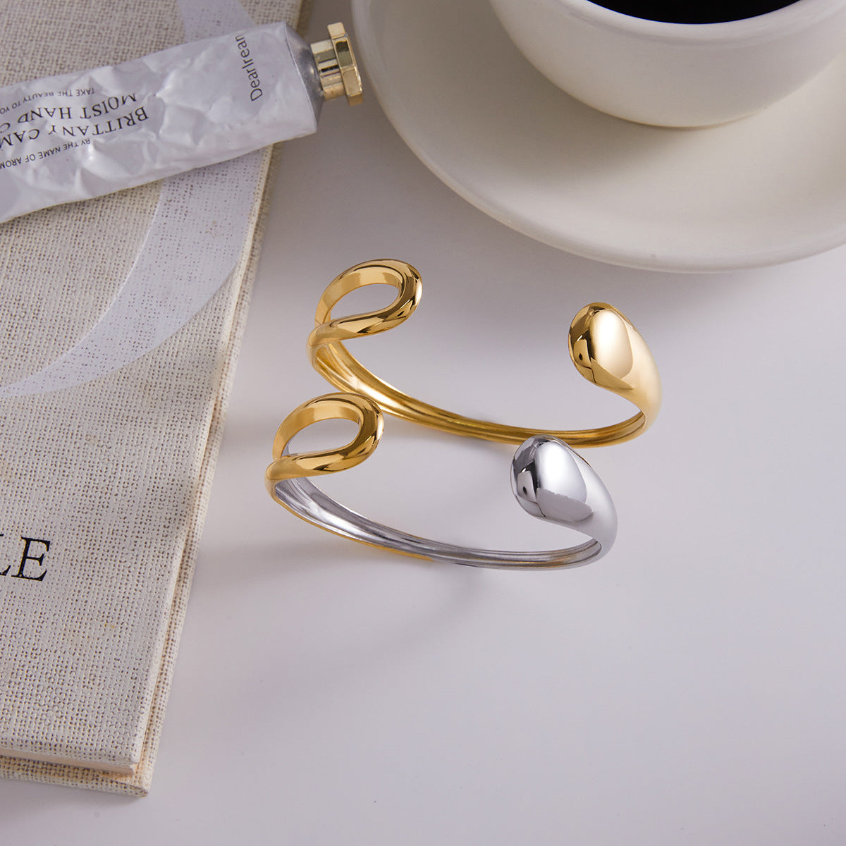 Pulsera minimalista geométrica de acero titanio chapado en oro para mujer con diseño de abertura ajustable