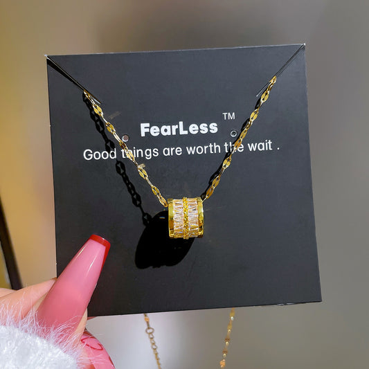 Collar minimalista de acero de titanio chapado en oro para mujer con colgante de doble anillo entrelazado y cadena tipo labio