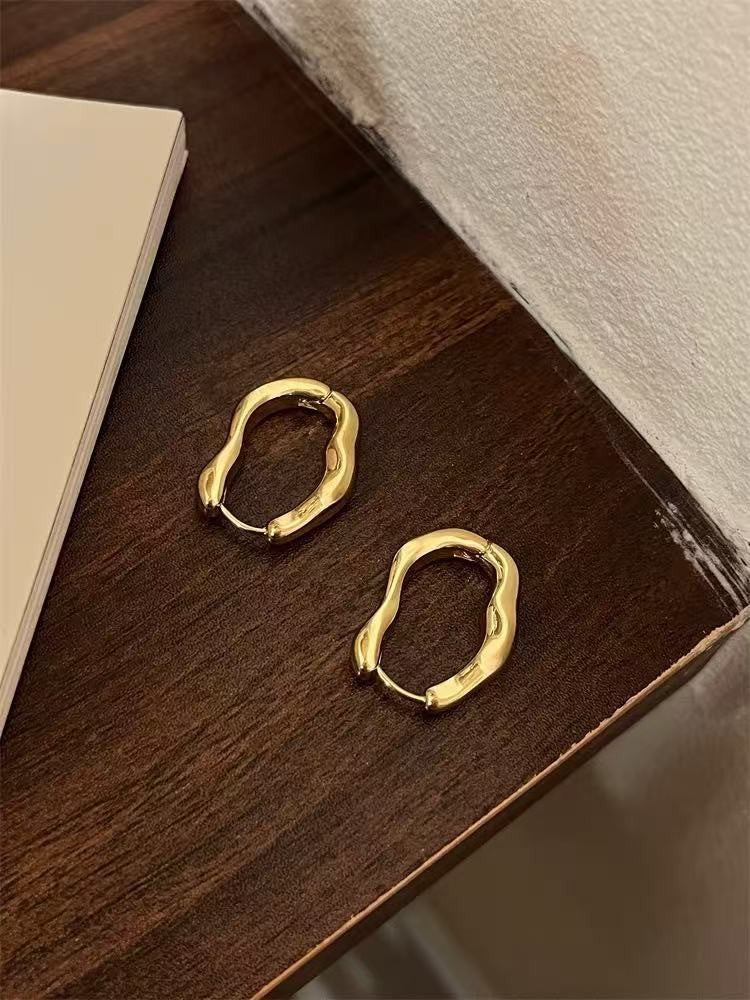 Orecchini da donna geometrici minimalisti in metallo con finitura lucida e placcatura in oro, per l'uso quotidiano