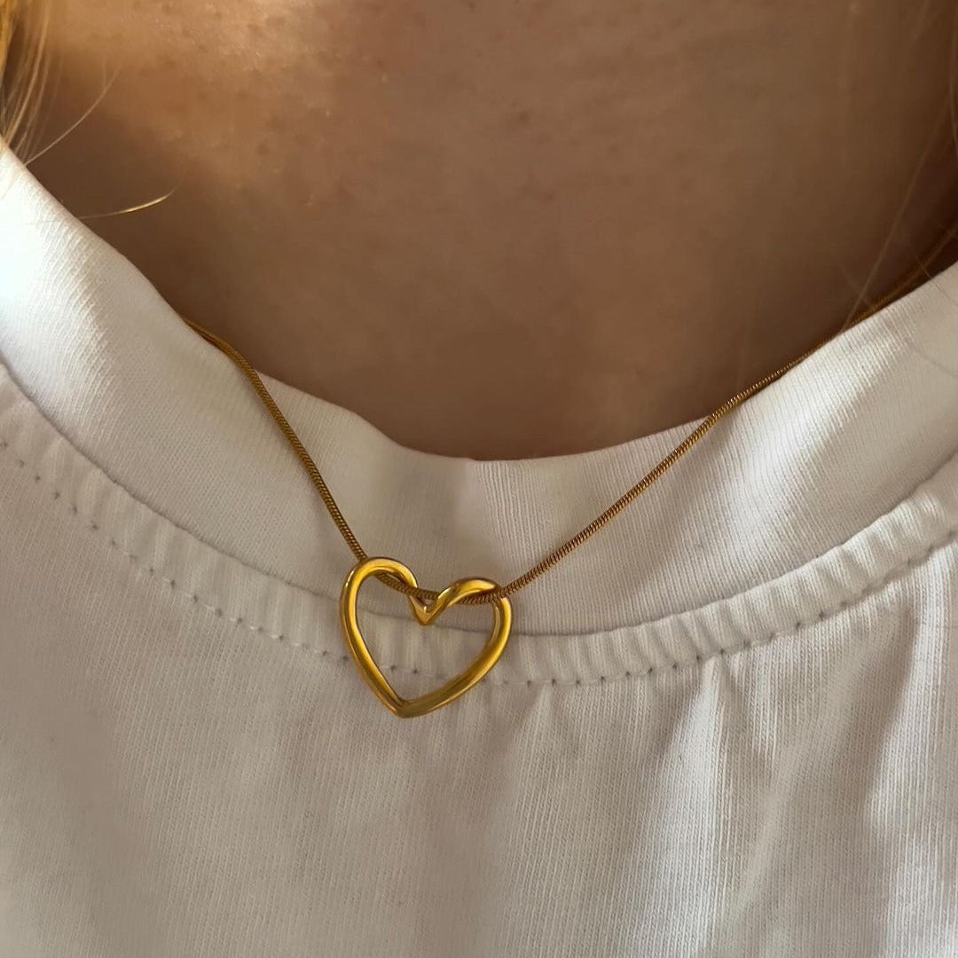 Collar minimalista con colgante de corazón hueco para mujer de acero de titanio con acabado chapado en cadena de serpiente