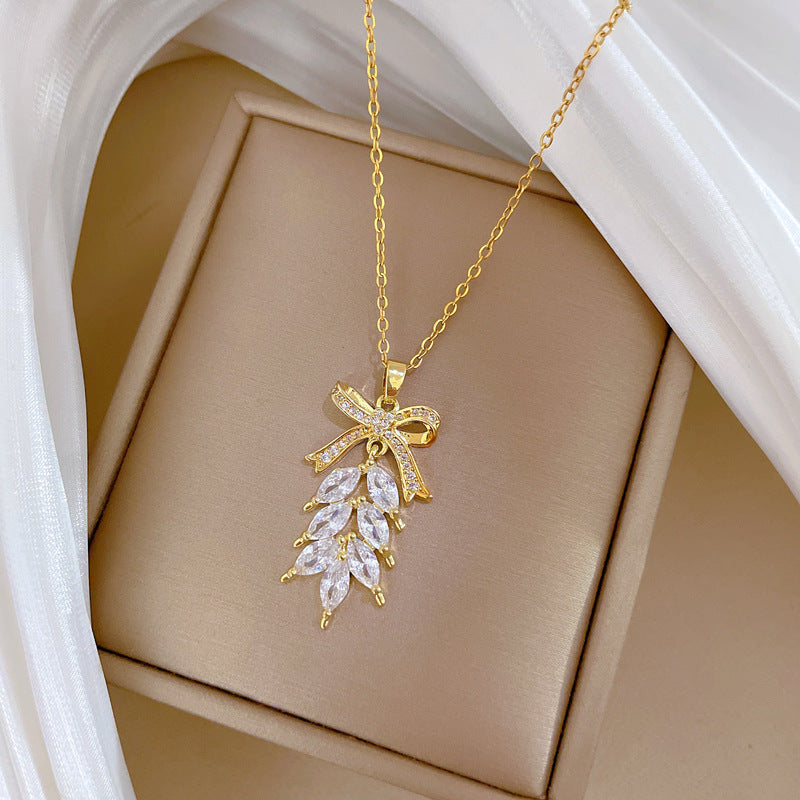 Elegante Collana Pendente con Fiocco a Farfalla e Strass in Acciaio al Titanio per Donna e Unisex