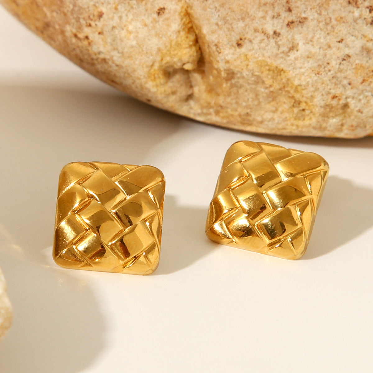 Orecchini a perno quadrati geometrici avanzati in acciaio inossidabile placcati oro 18 carati con motivo a rombi per donna