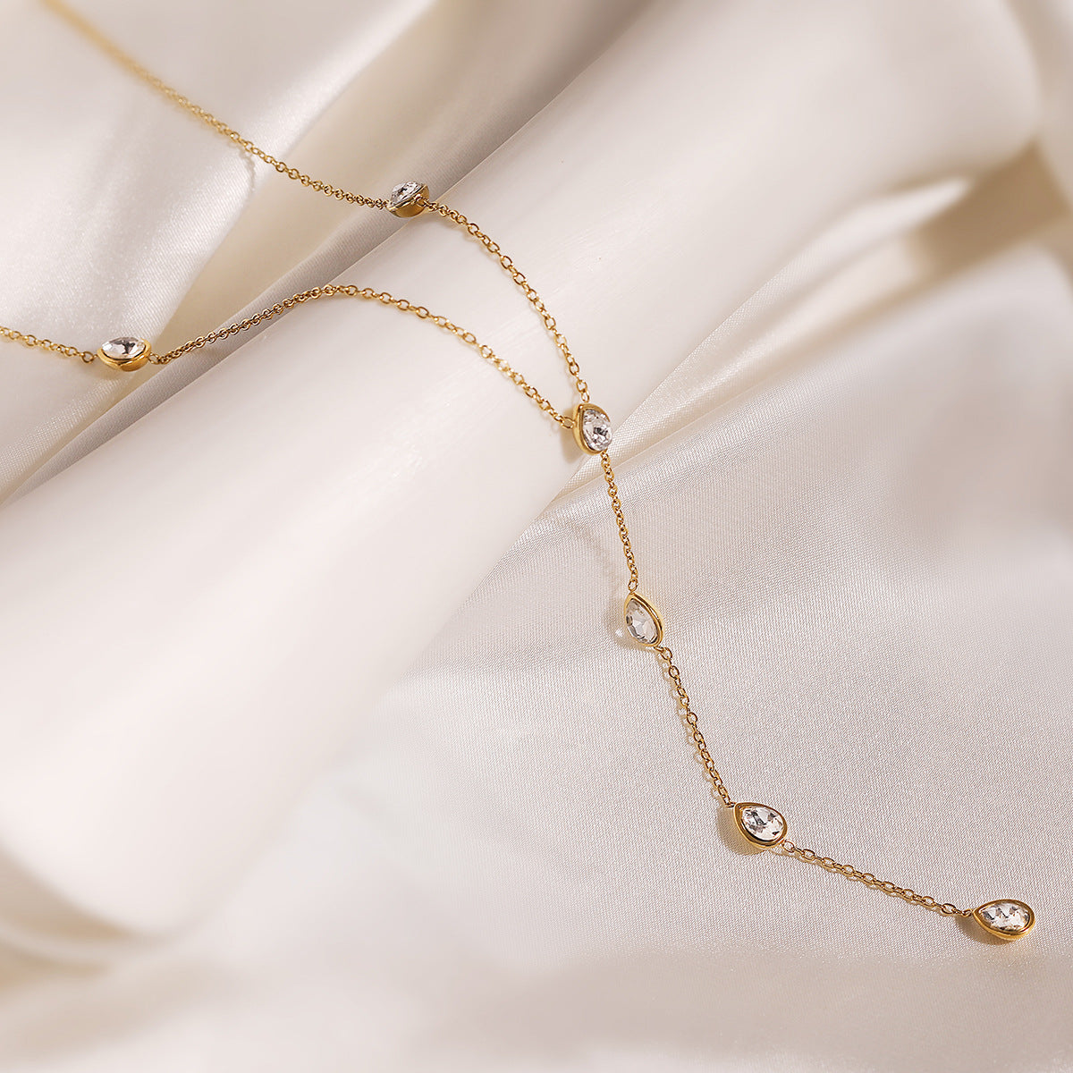 Collana Minimalista Geometrica a Y da Donna in Acciaio Inossidabile Placcato Oro 18K con Intarsio in Zirconi