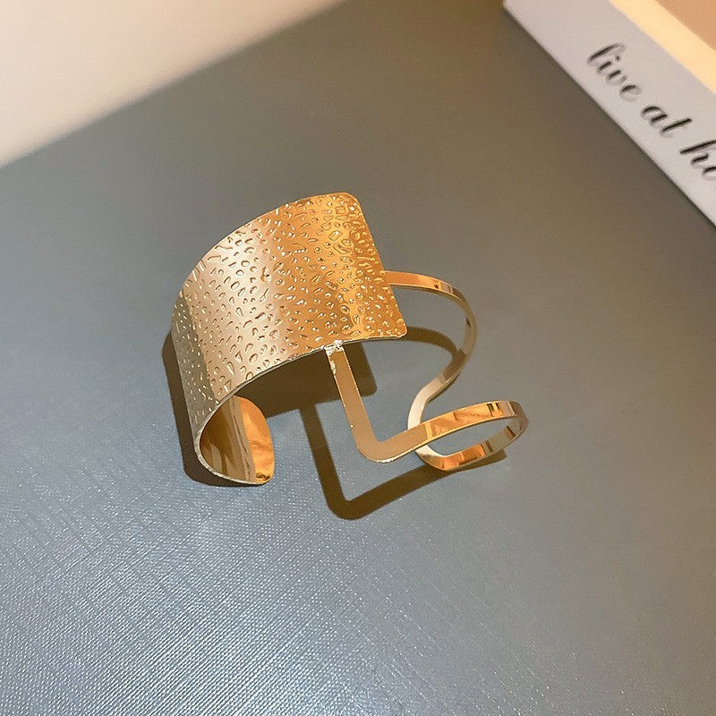 Pulsera Cóncava Irregular Minimalista para Mujer en Aleación de Latón con Acabado Galvánico