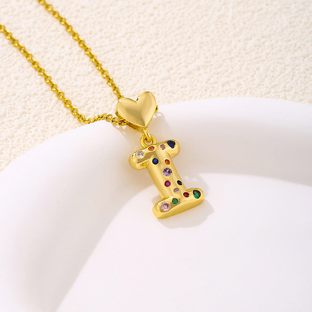 Elegante collana con ciondolo a lettera e cuore da donna in acciaio inossidabile con catena a maglie e dettagli a micro-pavé