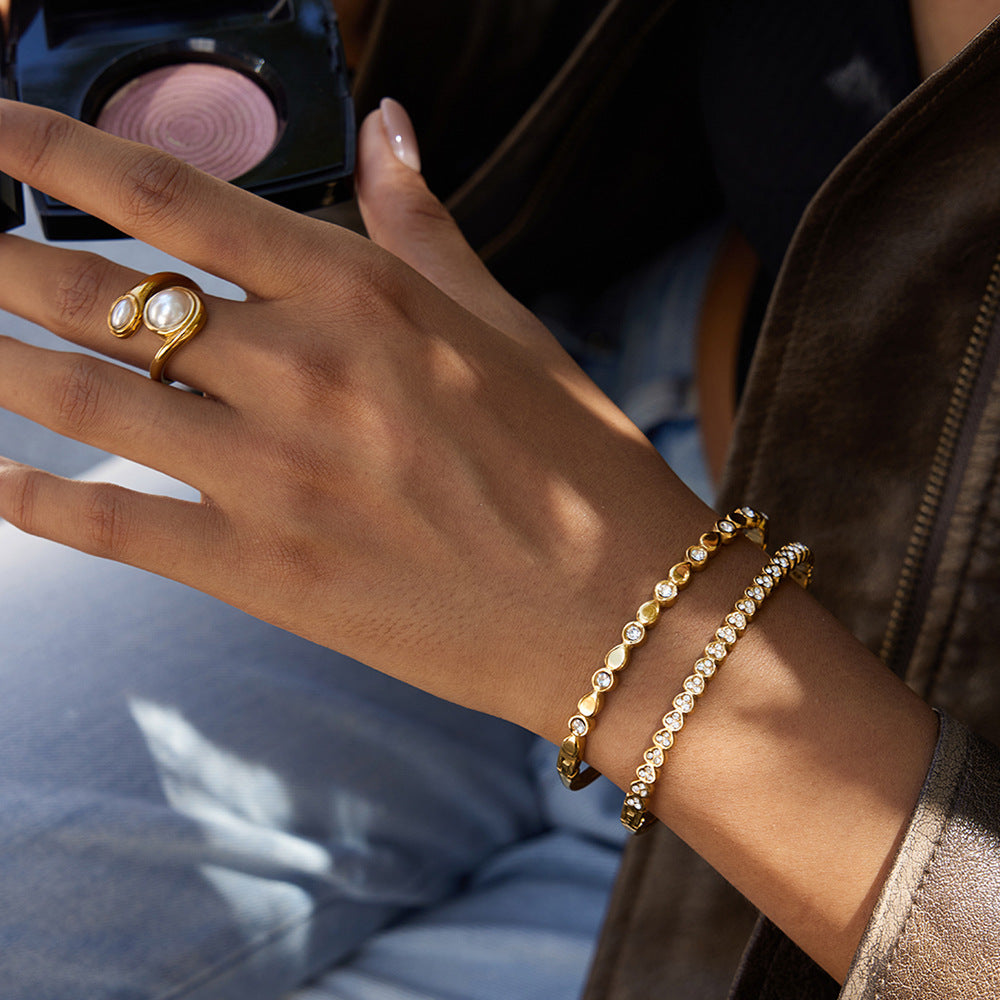 Pulsera de puño de acero de titanio en forma de corazón a la moda para mujer con incrustaciones de diamantes de imitación y acabado chapado
