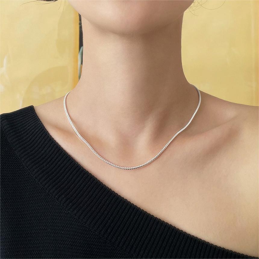 Collana con Pendente Tulipano Geometrico Minimalista in Argento Sterling 925 con Intarsio di Strass e Finitura Placcata