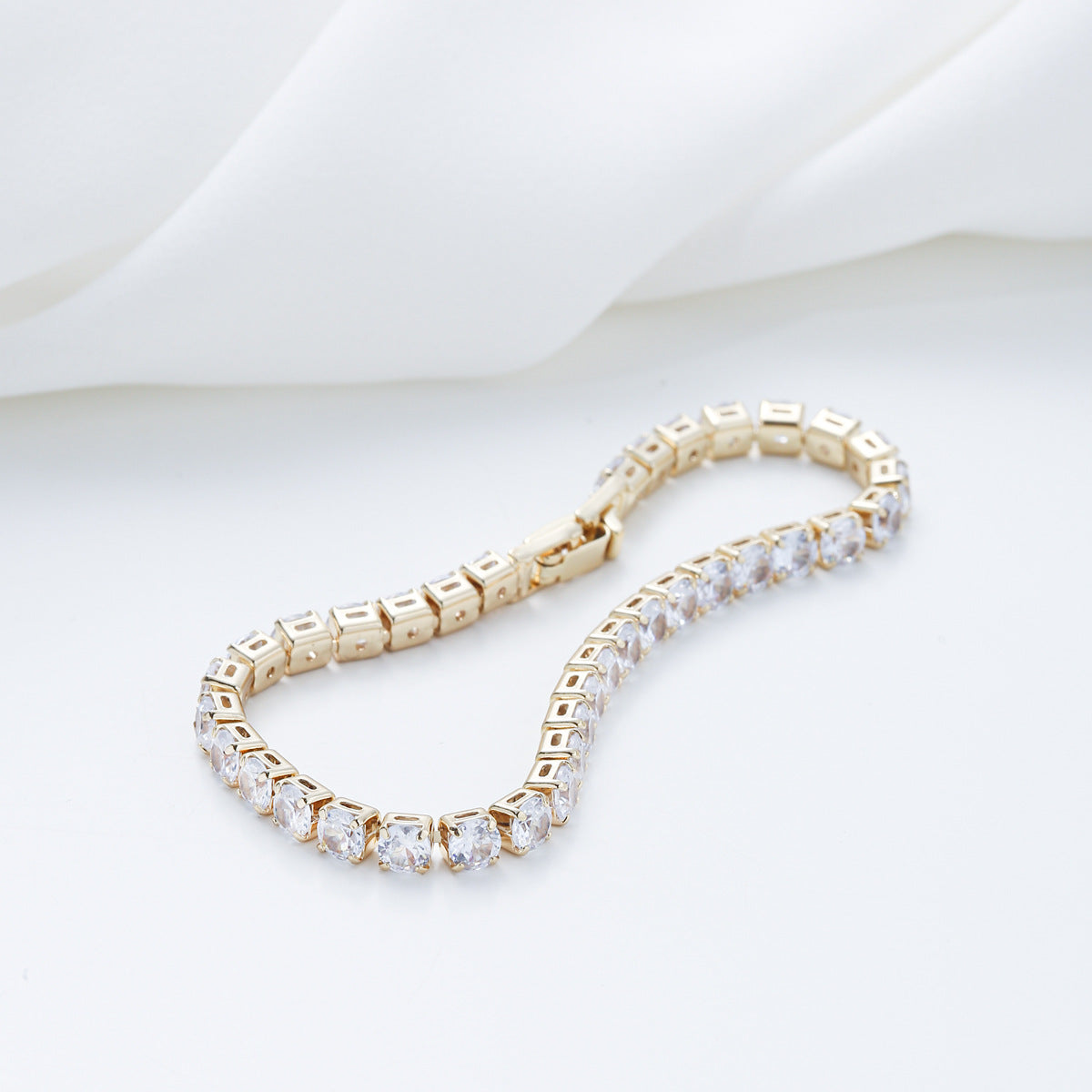 Pulsera minimalista de aleación con incrustaciones de pedrería y diseño geométrico para mujer, con brillo tipo diamante y estilo chic